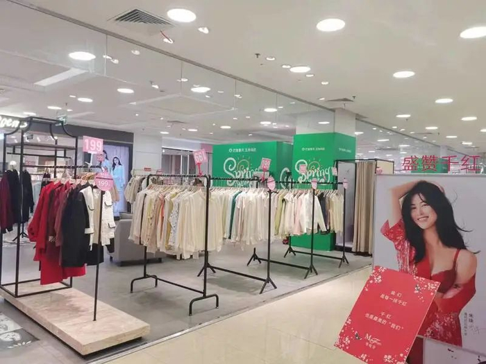 △巴黎春天五角场店内随处可见“业改清仓”的广告招贴