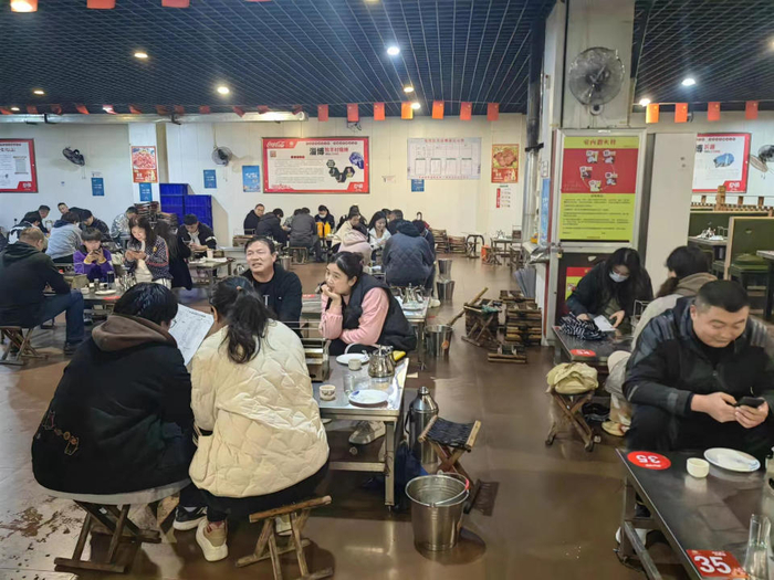 开业前的俩小时，店里就坐满了人