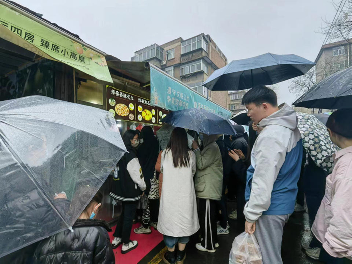 八大局早市的一个摊位前