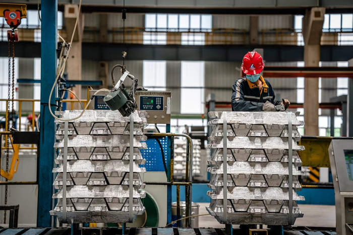 云南文山铝业有限公司生产车间 新华社记者 胡超 摄