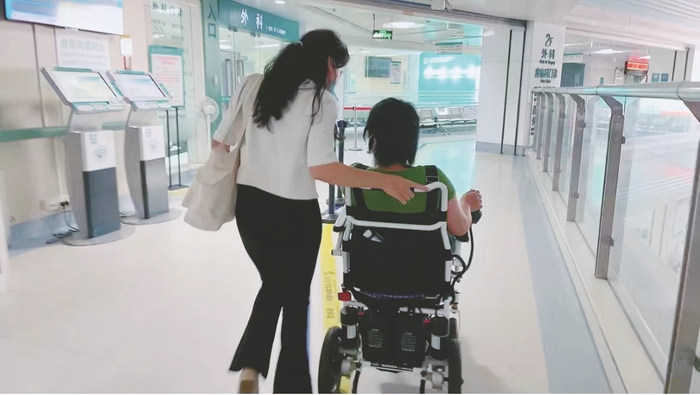     陪诊员细心陪伴患者去看病 （受访者供图）