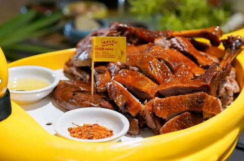 图为重庆“百万卤鹅体验菜馆”的招牌菜。（受访者供图）