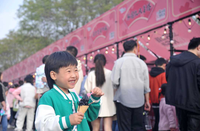 4月9日，在石家庄市栾城区樱花公园特色美食区，市民正在购买和享受美食。