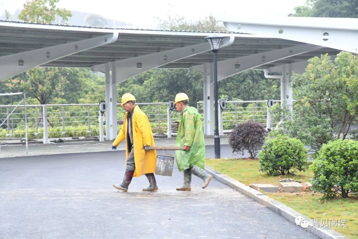 工人进行局部绿化补种