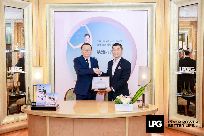 　　法国LPG CHINA CEO 刘存慧先生与丽思卡尔顿酒店房务总监张维理签署合作协议