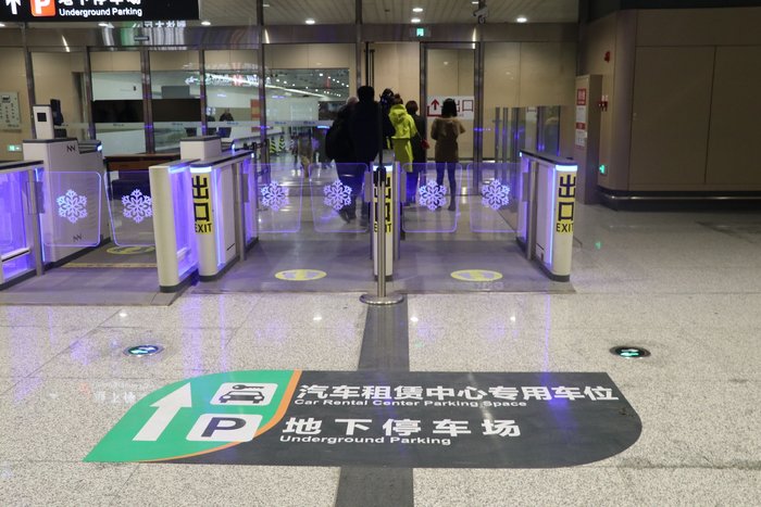哈尔滨机场通往汽车租赁指示标