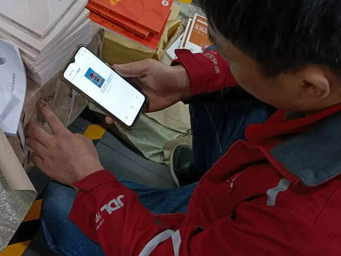 图：京东快递员在使用和留言来电秘书