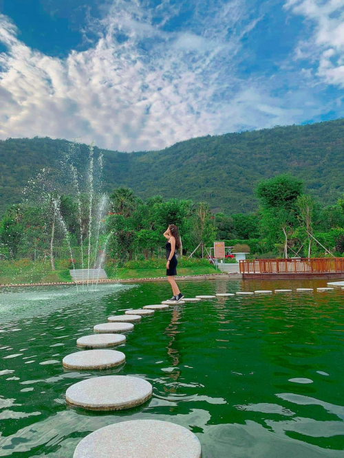 　　天景湖带来凉爽的空气,同时也是游客喜欢打卡的地方