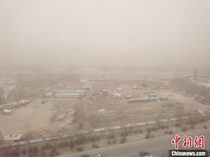 图为内蒙古鄂尔多斯发生沙尘暴。　李爱平　摄