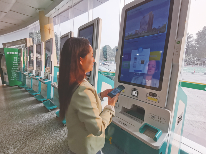     ▼傍晚时分，小悦在医院帮客户打印单子   本报记者覃锦华 摄