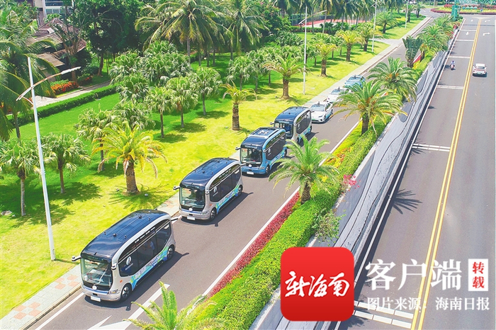 　　行驶在琼海博鳌镇的无人驾驶公交车。海南日报记者 王程龙 摄