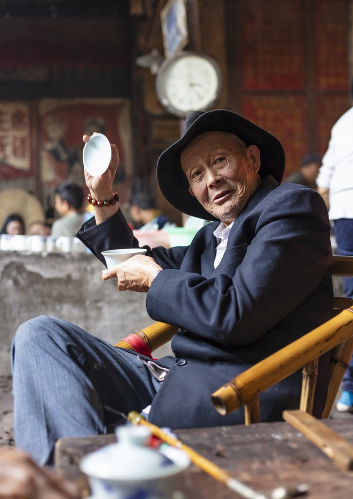 成都双流彭镇老茶馆饮茶的老人。杨涛 摄