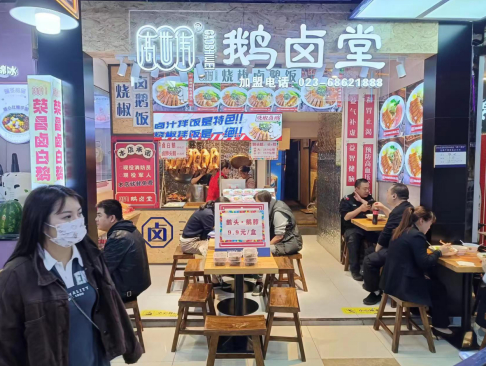 附近的上班族常在中午时段来“鹅卤堂”吃简餐。（受访者供图）