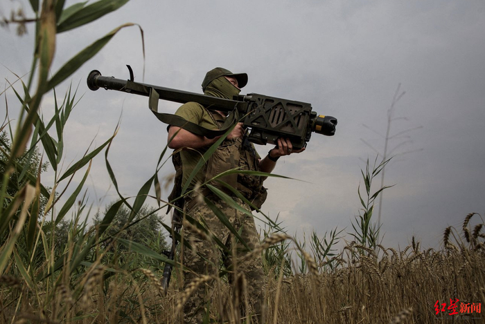 ↑一名乌克兰士兵肩扛防空导弹 资料图片