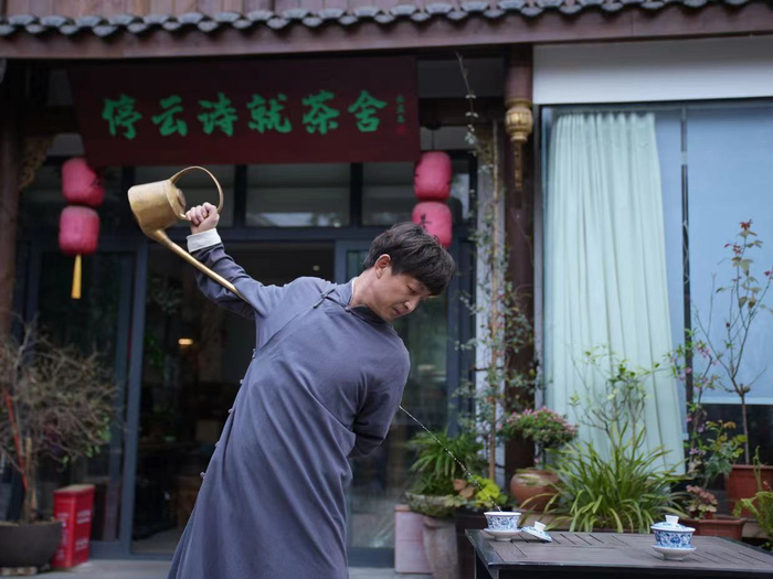 成都茶馆文化（成都铜壶茶艺）传承人、高级茶艺师曾小龙展示茶艺。   李婷摄