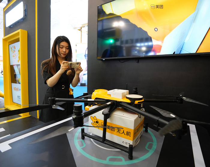 美团无人机亮相2023年消博会展台（摄影：李一）