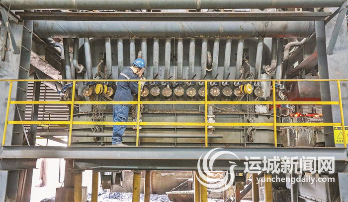 山西翌佳环保科技有限公司的工人在熔炼车间作业。 本报记者 金玉敏 摄