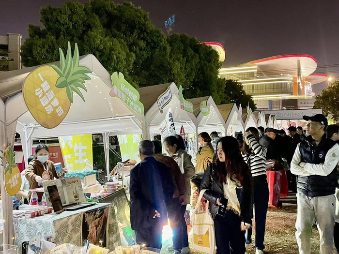 市民游客参观露营节。屠明娟 摄