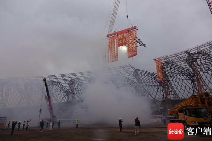 琼海体育场钢结构顺利封顶。琼海市发展和改革委员会供图