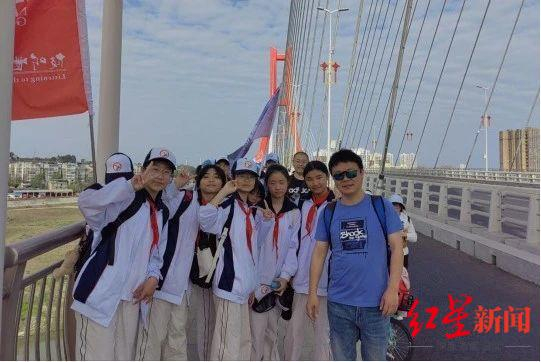 ▲成都七中育才学校金堂分校在徒步春游中拍照