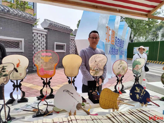 ↑非遗德阳潮扇展示