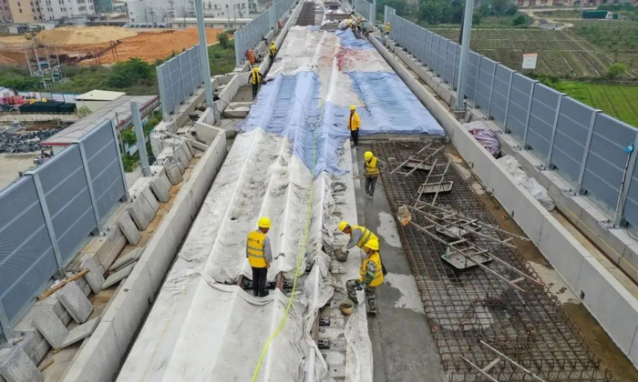△增设雨棚及养护装置，确保无砟道岔铺设质量