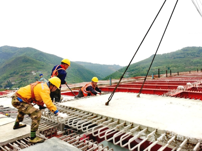 施工人员在离乌江水面150多米高的桥面有序作业