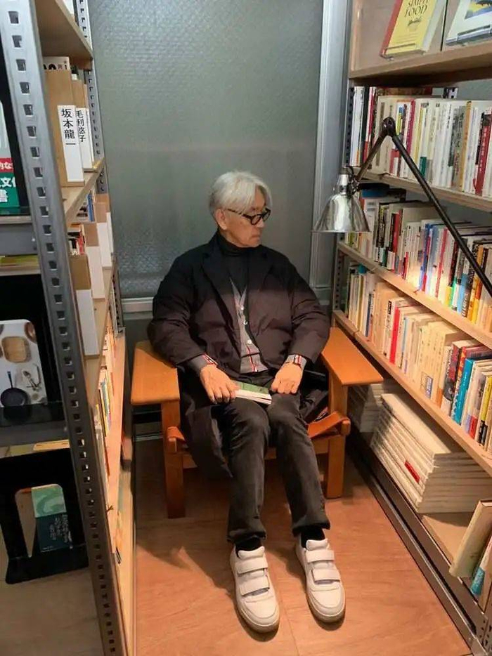 坂本龙一在“坂本图书”（图｜GQ  JAPAN）