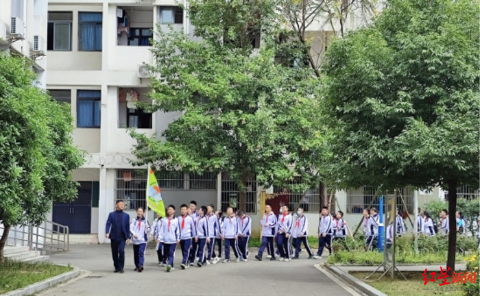 ▲成都七中育才学校金堂分校的同学们走进金堂中学