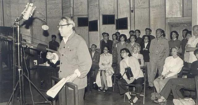 当年译制片配音工作场景，话筒前站立者为富润生。图源：上海电影译制厂