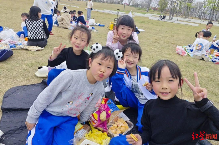 ▲成都东安湖学校的同学们