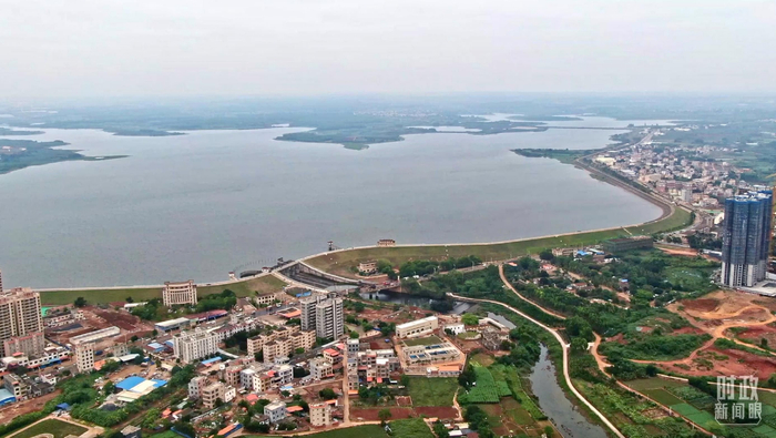 　△水库与沿岸城市航拍。（总台央广记者邓裕达拍摄）