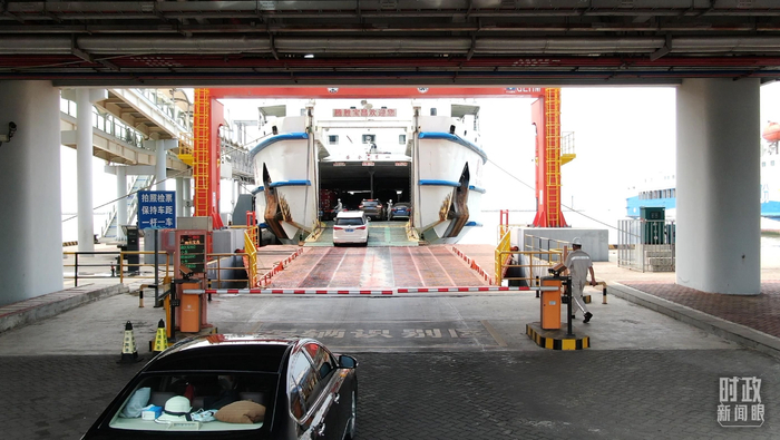 　△车辆登船。（总台央视记者邓裕达拍摄）