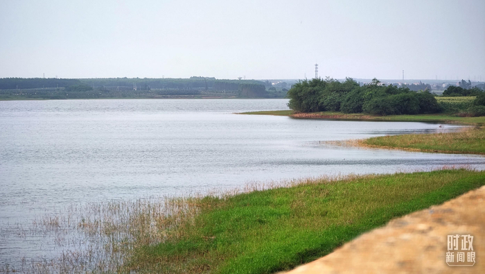 　△水库沿岸。（总台央广记者潘毅拍摄）