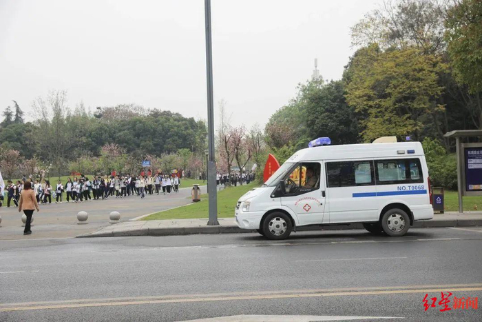▲四川省双流中学提前联系医疗单位在现场保驾护航