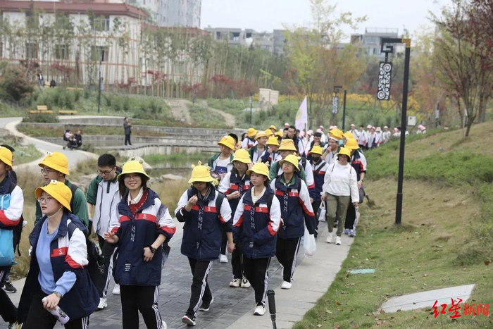 ▲四川省双流中学进行徒步春游