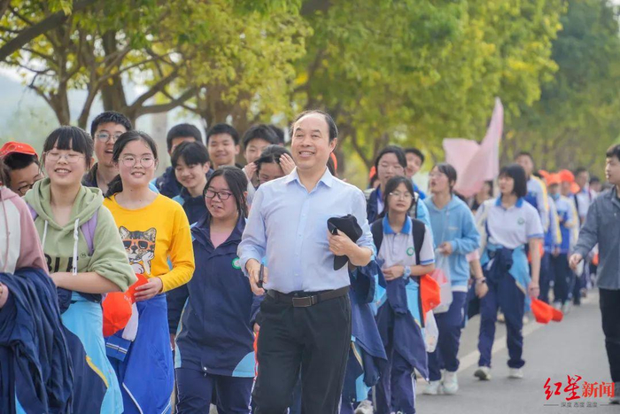 ▲金堂中学外国语实验学校的同学们在徒步春游