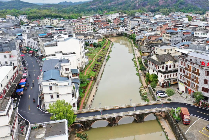 经过不断升级改造，仁居镇面貌一新，一河两岸风光秀丽。（高讯　摄）