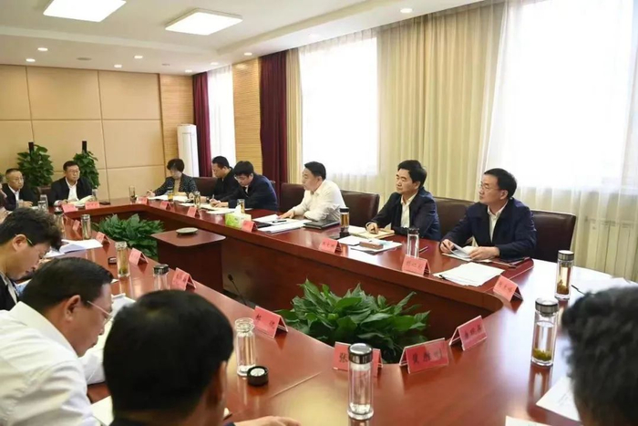 4月10日，市委书记杨猛主持召开现场办公会。（邢台日报记者 黄涛摄）