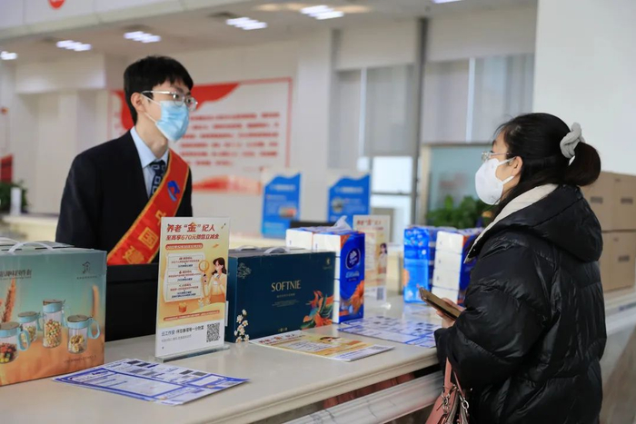 山东东营，市民在咨询个人养老金事宜。周广学摄（中经视觉）