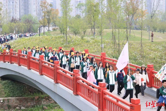 ▲四川省双流中学的学生们在徒步春游