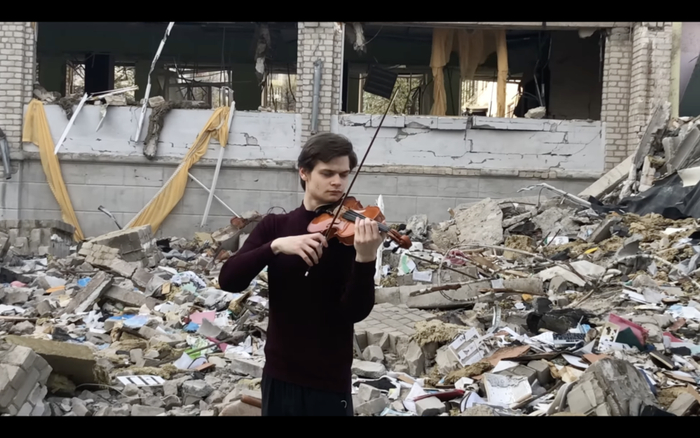 lllia在乌克兰的废墟上演奏《Piece for Illia》（图｜YouTube）