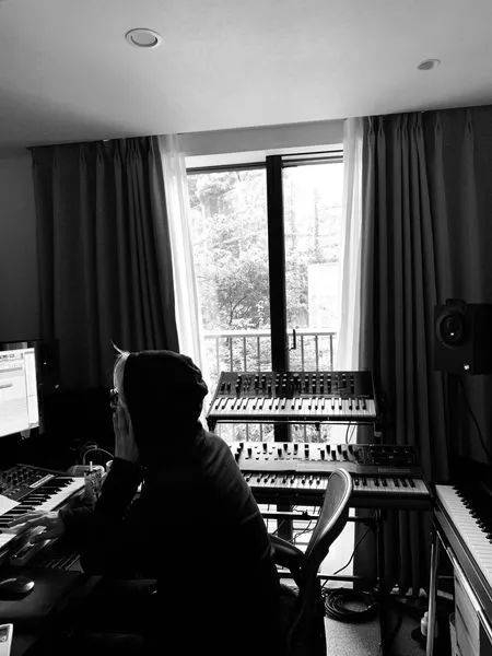 2023年2月18日，坂本龙一在facebook上公开的专辑《12》创作现场