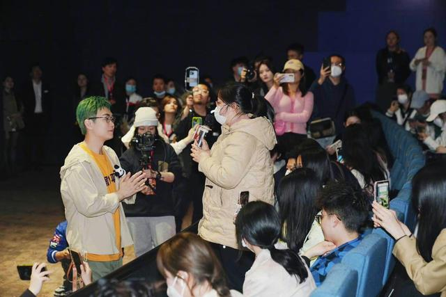 《保你平安》成都路演现场，大鹏与观众近距离交流