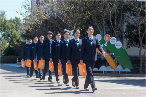 　　图为长沙分公司广福收费站收费班组接班前经过“守•创”长廊