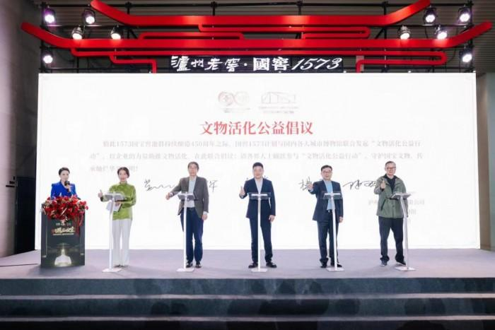 现场，从左往右：黄晓枫、周科华、张彪、杨辰、陈剑联合签署“文物活化公益行动倡议”