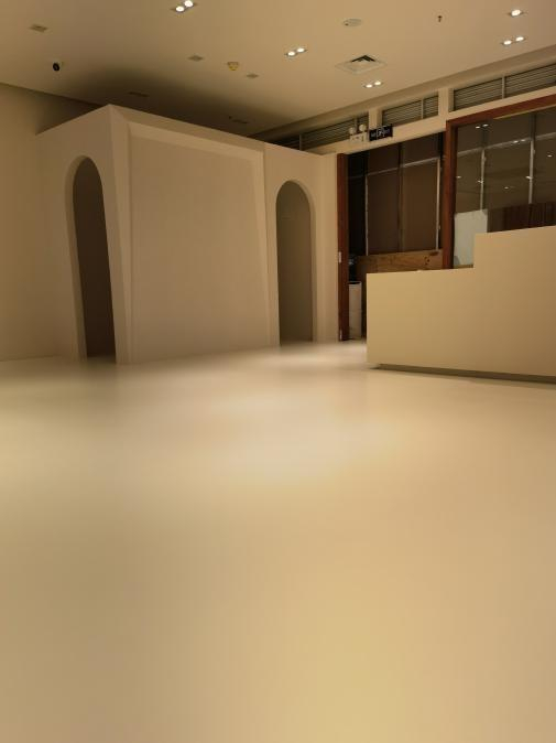 问：微水泥涂料相比于传统的墙面装饰材料，有哪些独特的优势？