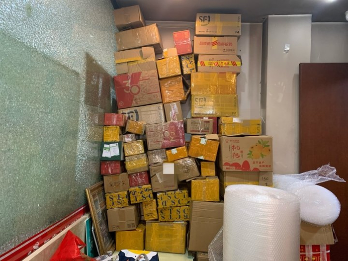 图为冷经理店铺内的邮包