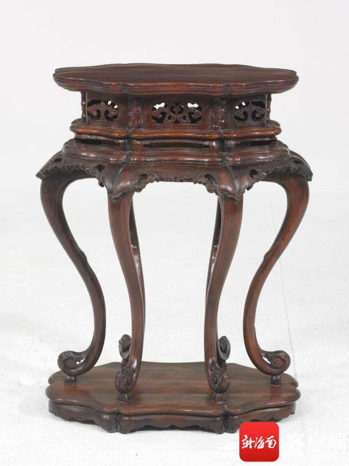 　　故宫博物院珍藏的明·黄花梨木高束腰六腿香几。省博供图