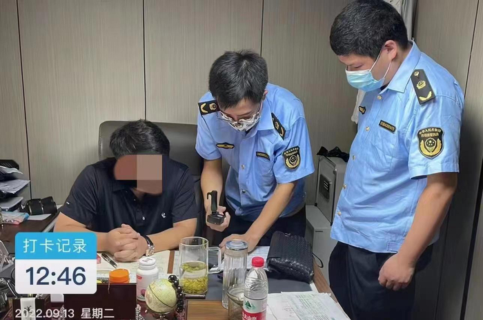 普陀区市场监管局执法人员正在当事人的办公场所固定相关证据。上海市市场监管局供图